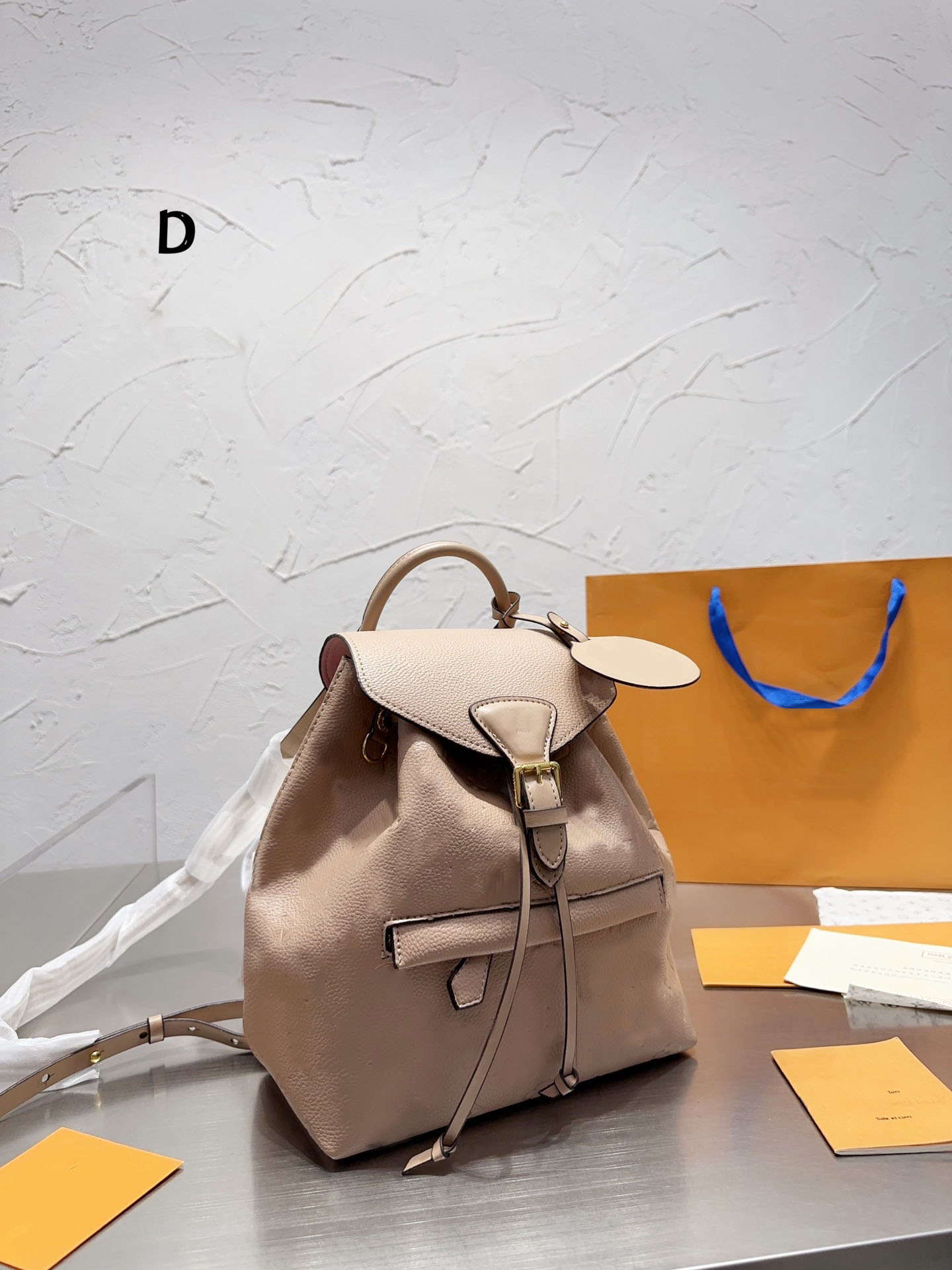 Top classic quality luxurys designers backpack schoolbag handbag genuine leather embossed print crossbody bags for women designer purse backpacks with box 27cm, Leather embossed-white
Top classic quality luxurys designers backpack schoolbag handbag genuine leather embossed print crossbody bags for women designer purse backpacks with box 27cm, Leather embossed-white