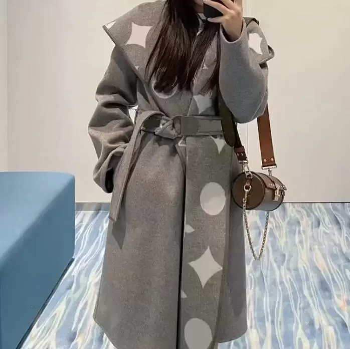 Winter Designer Womens Wool Blends Outerwaer Trendy Fashion Belt around the waist Classic Letter Pattern Women Coats Bathrobe Style Asian Size -L
Winter Designer Womens Wool Blends Outerwaer Trendy Fashion Belt around the waist Classic Letter Pattern Women Coats Bathrobe Style Asian Size -L