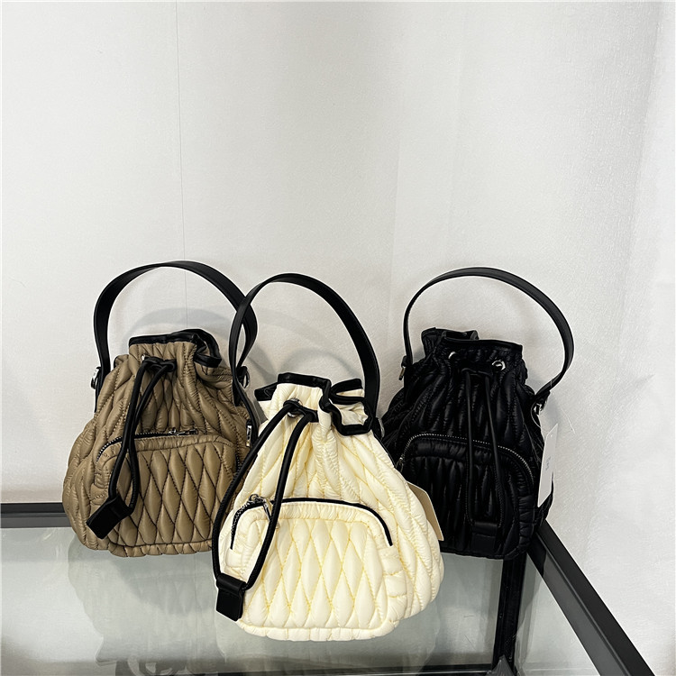 Evening Bags Fashion Lingge Quilted Bucket Bag Women Hangbags Nylon Sacs Padded Crossbody for Designer Cotton Space Shoulder Bag, Black
Evening Bags Fashion Lingge Quilted Bucket Bag Women Hangbags Nylon Sacs Padded Crossbody for Designer Cotton Space Shoulder Bag, Black