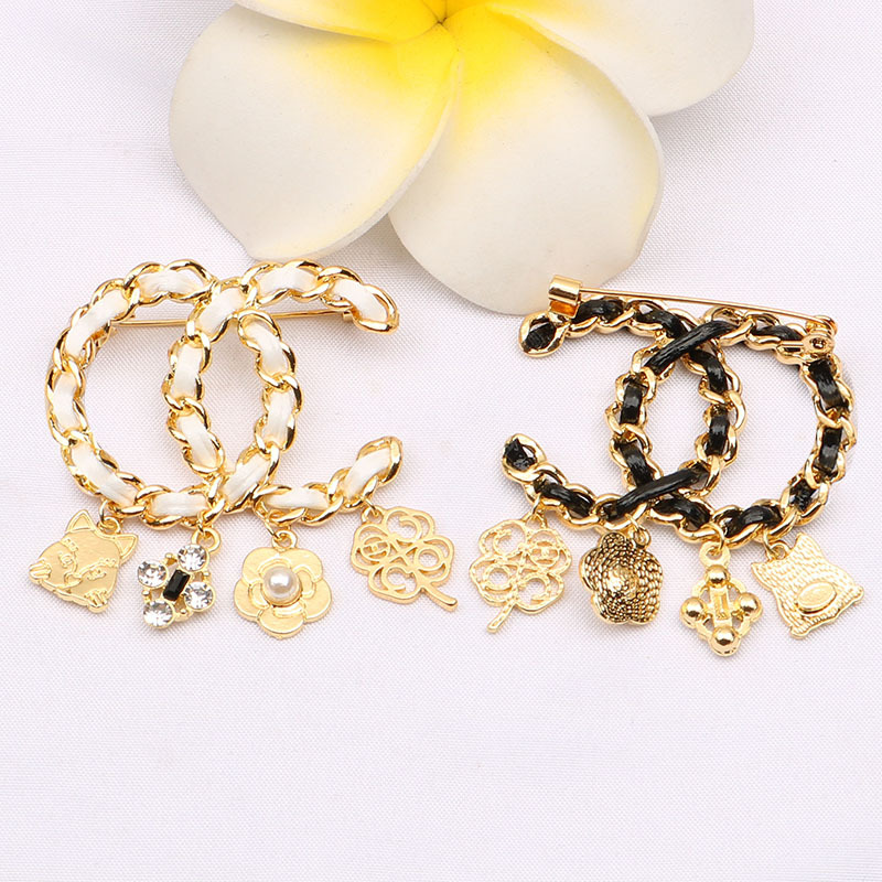 Luxury Brand Designer Double Letter Pins Brooches Women Gold Silver Crysatl Pearl Rhinestone Cape Buckle Brooch Suit Pin Wedding Party Jewerlry Accessories Gift
Luxury Brand Designer Double Letter Pins Brooches Women Gold Silver Crysatl Pearl Rhinestone Cape Buckle Brooch Suit Pin Wedding Party Jewerlry Accessories Gift