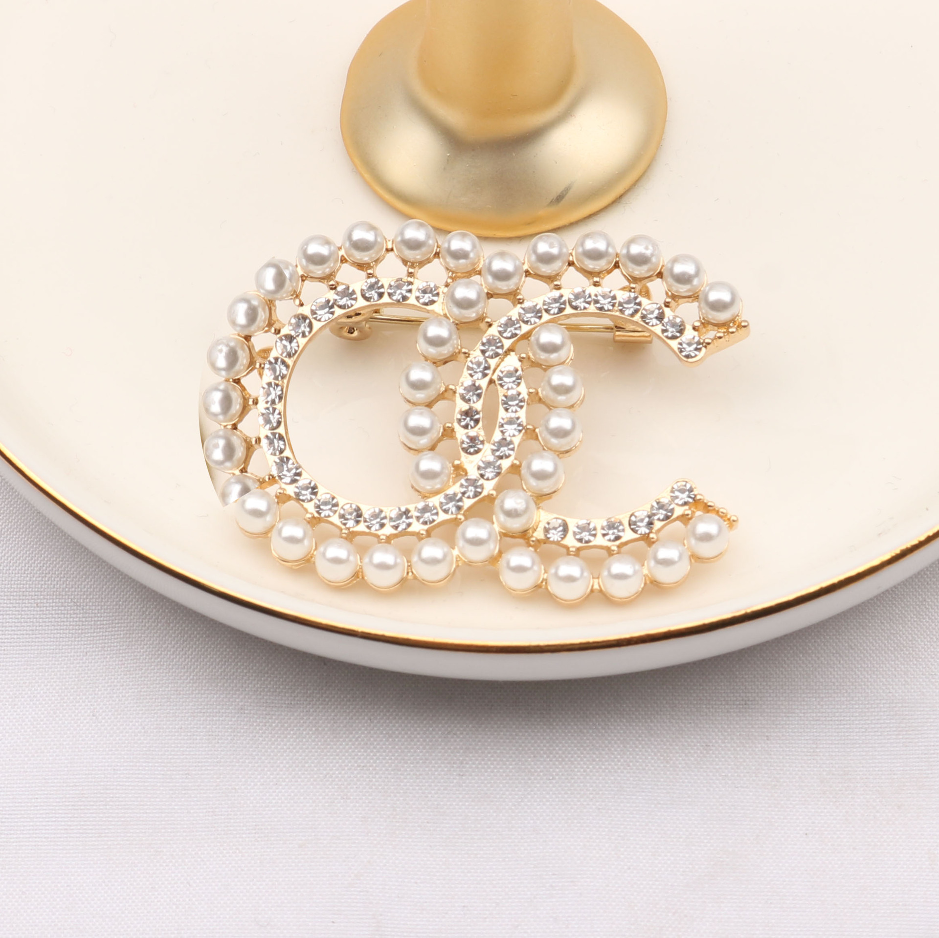 Luxury Women Men Designer Brand Letter Brooches 18K Gold Plated Inlay Crystal Rhinestone Jewelry Brooch Pearl Pin Marry Christmas Party Accessories Gifts
Luxury Women Men Designer Brand Letter Brooches 18K Gold Plated Inlay Crystal Rhinestone Jewelry Brooch Pearl Pin Marry Christmas Party Accessories Gifts