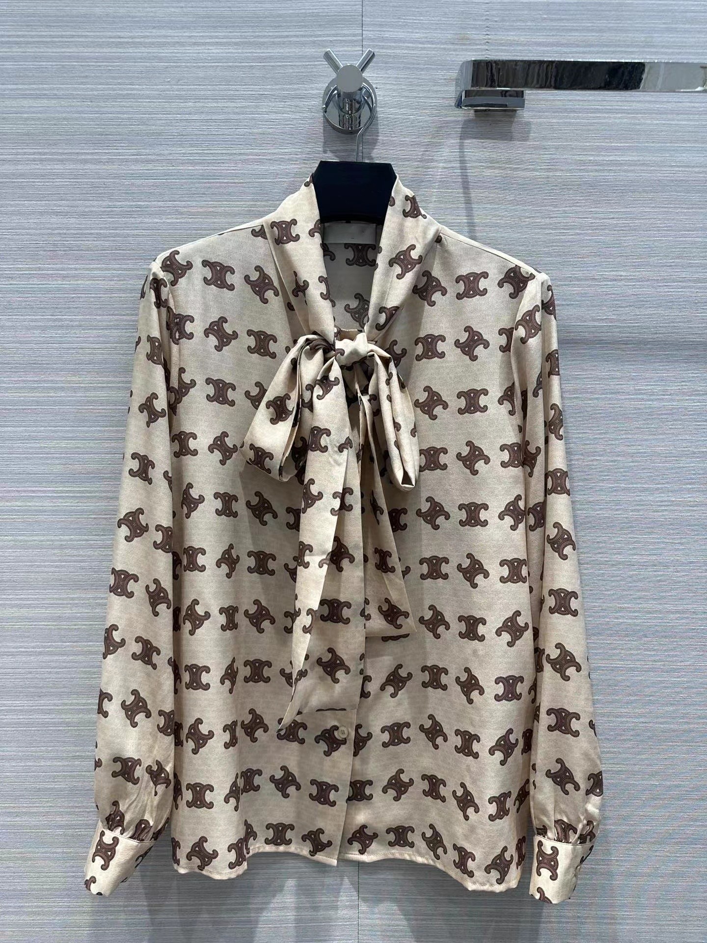 Milan Runway Shirts 2023 New Spring Summer Stand Collar Long Sleeve Print Designer Blouses Brand Same Style Women 1215-3, Customize
Milan Runway Shirts 2023 New Spring Summer Stand Collar Long Sleeve Print Designer Blouses Brand Same Style Women 1215-3, Customize