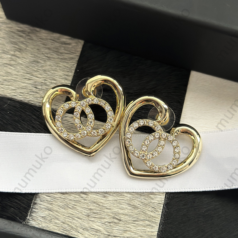 Luxury Diamond Letters Love Earring Designer Jewelry Fashion Gold Heart Studs Couples Wedding Winter Earrings C 925 Silver Stud With Box New
Luxury Diamond Letters Love Earring Designer Jewelry Fashion Gold Heart Studs Couples Wedding Winter Earrings C 925 Silver Stud With Box New