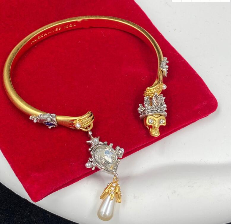 Charm Bracelets Gold Silver Punk Bangle For Men Women Gothic Opening Skull Skeleton Open Couple Wedding Bracelet H801 Style Designer Jewelry Gifts
Charm Bracelets Gold Silver Punk Bangle For Men Women Gothic Opening Skull Skeleton Open Couple Wedding Bracelet H801 Style Designer Jewelry Gifts