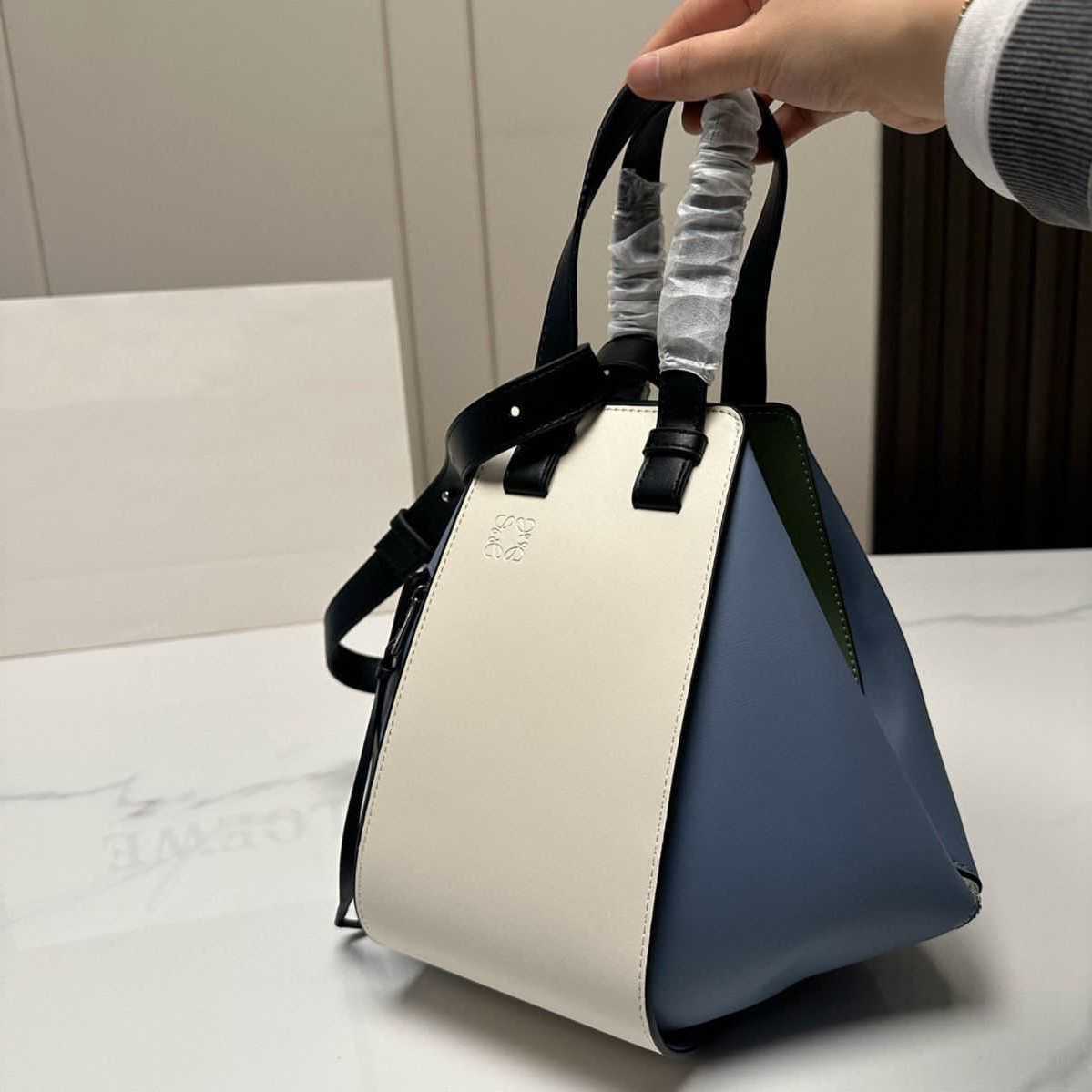 Bag Cowhide 2023 Faceless Bags Hammock Designer Splicing Bucket Male Large Capacity Loewbags Deformation Women's 7ic2, Blue and white
Bag Cowhide 2023 Faceless Bags Hammock Designer Splicing Bucket Male Large Capacity Loewbags Deformation Women's 7ic2, Blue and white