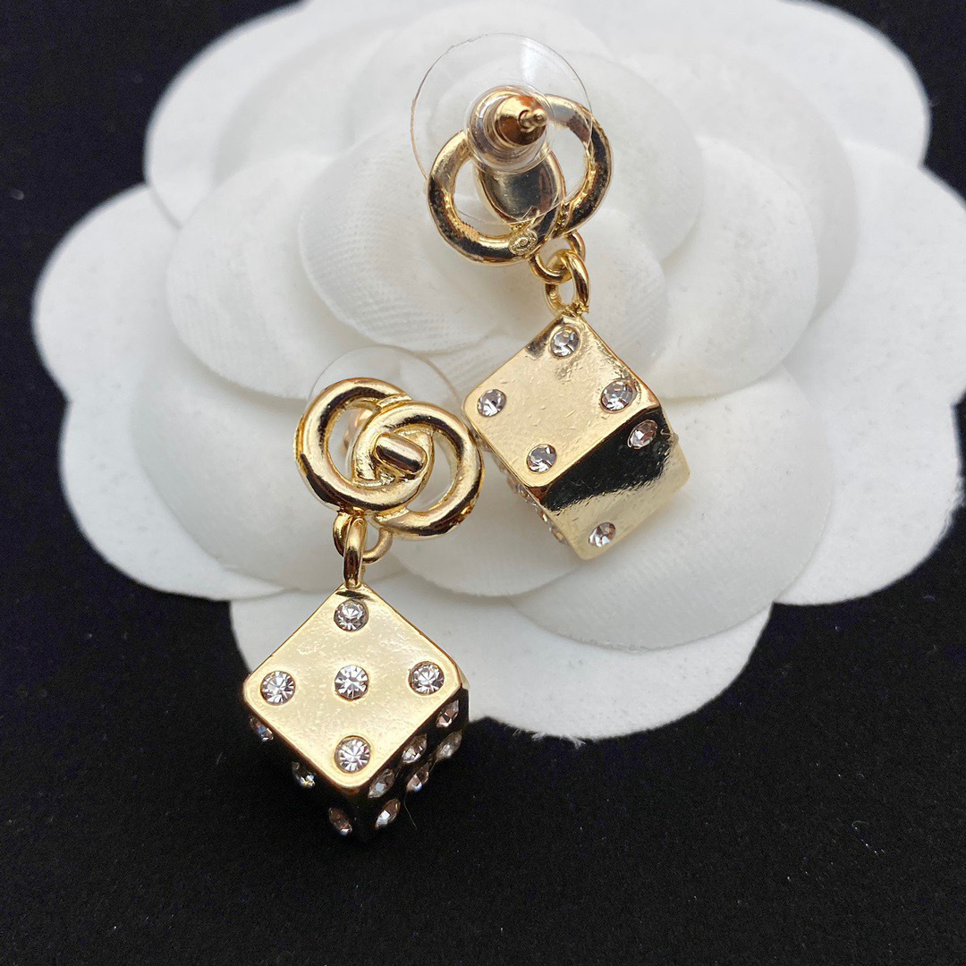 Silver Needle Diamond Dice stud Earings luxury channel earrings Women wedding jewelry
Silver Needle Diamond Dice stud Earings luxury channel earrings Women wedding jewelry