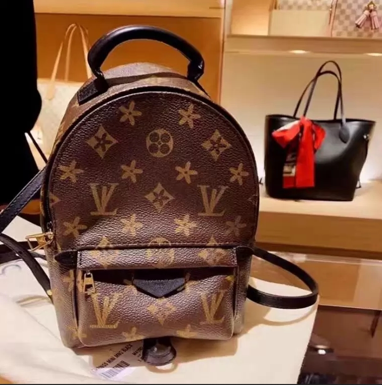 top High Quality Arrival PU Leather Backpack Bag Louise Womens Viuton Backpacks Designer Backpacks Bags Fashion Casual Women Small Back pack Style
top High Quality Arrival PU Leather Backpack Bag Louise Womens Viuton Backpacks Designer Backpacks Bags Fashion Casual Women Small Back pack Style