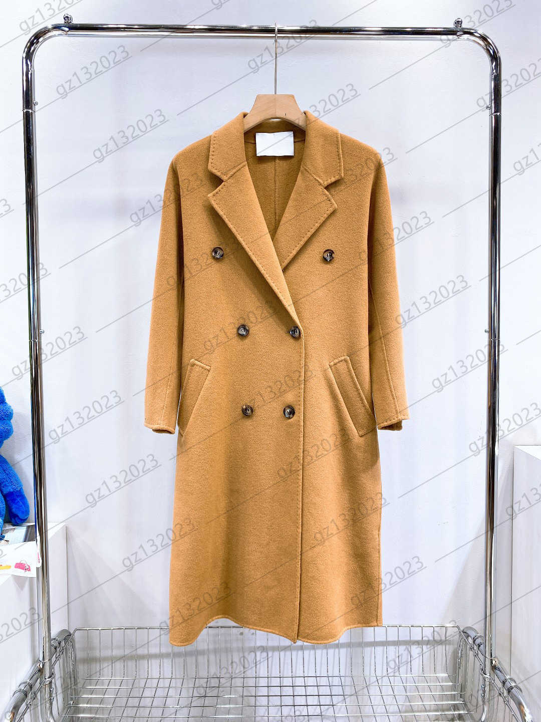 Womens Trench Coat Designer Vintage Double-breasted Buttons Lapel Medium Length Style Woolen Coat Belt Waist Folding Design Slim Outerwear Women Apparel
Womens Trench Coat Designer Vintage Double-breasted Buttons Lapel Medium Length Style Woolen Coat Belt Waist Folding Design Slim Outerwear Women Apparel
