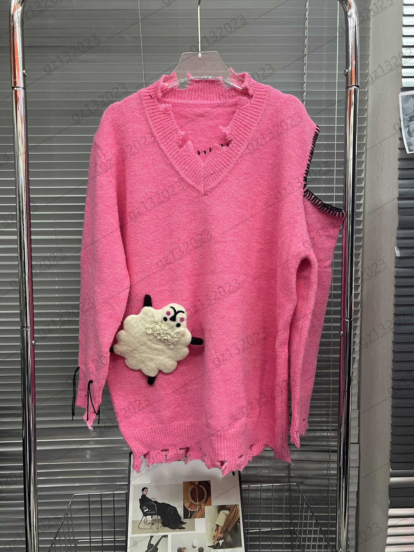 Womens Sweaters Doll Lamb Back Contrast Color Line Decoration V-neck Splits Pullover Knit Sweater Left Shoulder Hollow Design Fashion Knitwear Women Clothes
Womens Sweaters Doll Lamb Back Contrast Color Line Decoration V-neck Splits Pullover Knit Sweater Left Shoulder Hollow Design Fashion Knitwear Women Clothes