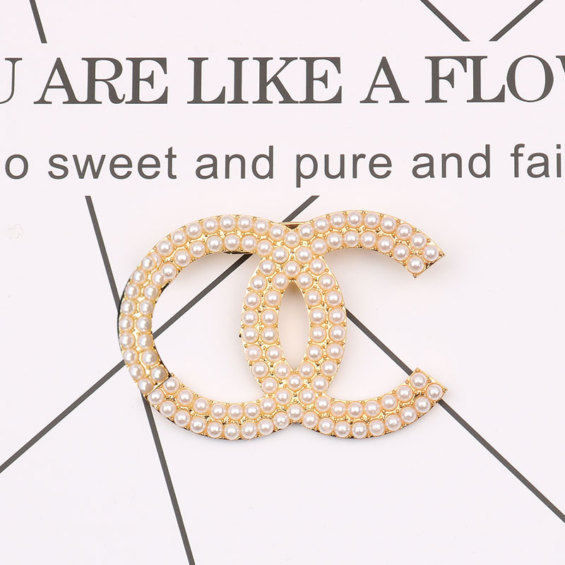Classic Brand Luxury Desinger Pearl Brooch Famous Women Rhinestone Double Letters Brooches Suit Pin Fashion Jewelry Clothing Decoration Accessories
Classic Brand Luxury Desinger Pearl Brooch Famous Women Rhinestone Double Letters Brooches Suit Pin Fashion Jewelry Clothing Decoration Accessories