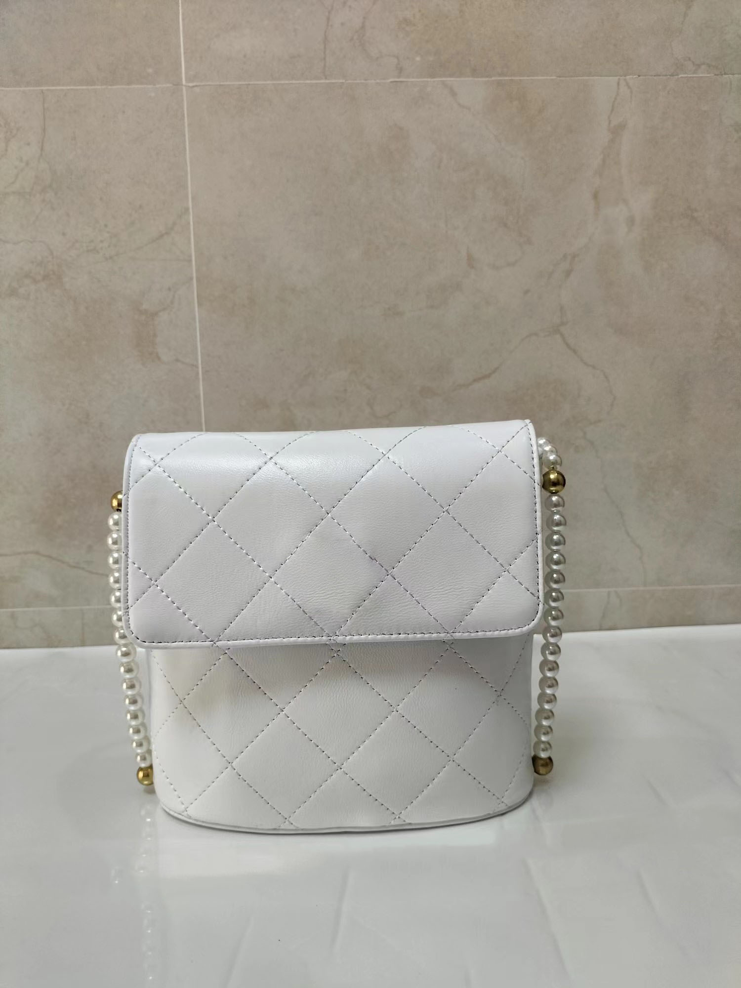 Pearl Chain Bags Leather Classic Ringer brand luxury bag Designer tote women handbag Metal locking fashion shoulder bag large capacity, White
Pearl Chain Bags Leather Classic Ringer brand luxury bag Designer tote women handbag Metal locking fashion shoulder bag large capacity, White