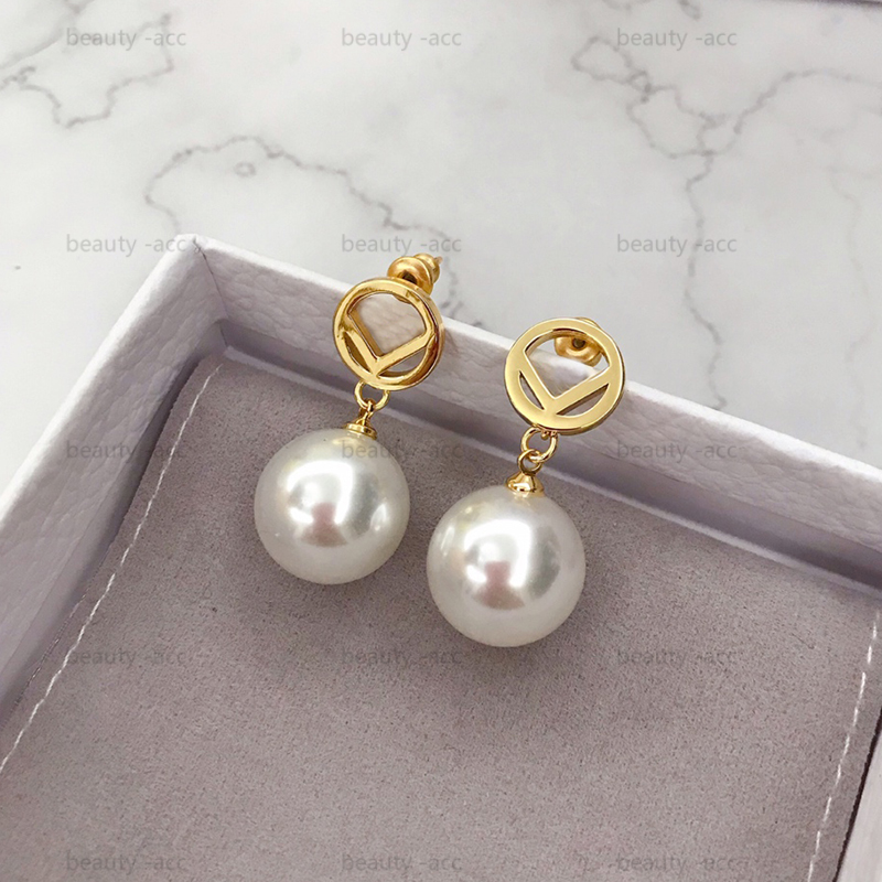 Luxury Pearl Earring Designer Jewelry For Women Gold Love Earrings Letter Dangle Ear Rings F Hoops Chram Piercing Aretes With Box Bracelet
Luxury Pearl Earring Designer Jewelry For Women Gold Love Earrings Letter Dangle Ear Rings F Hoops Chram Piercing Aretes With Box Bracelet