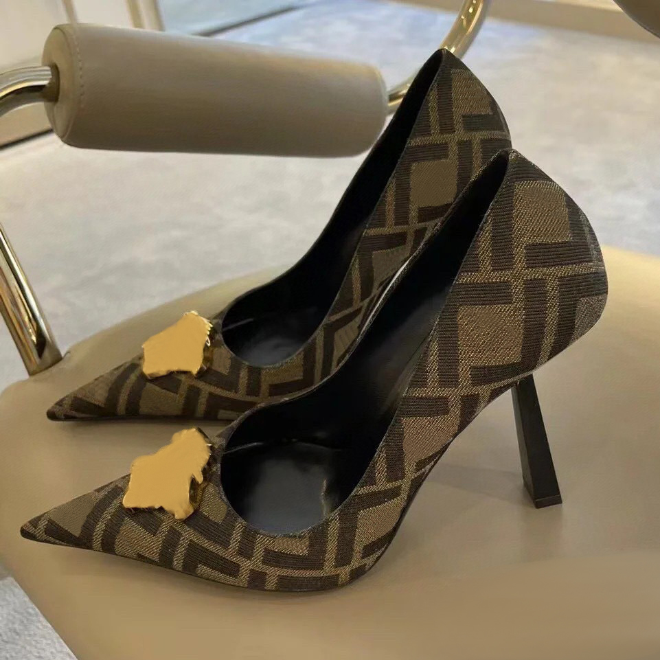 Top formal shoes designer luxury metal decorative letter high heels 10cm women's thin heel pointed shallow mouth Bridal Party Wedding single shoes, Black satin
Top formal shoes designer luxury metal decorative letter high heels 10cm women's thin heel pointed shallow mouth Bridal Party Wedding single shoes, Black satin