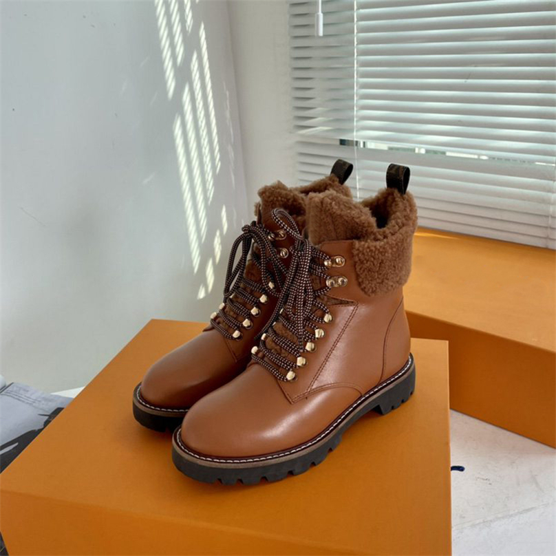 Luxury Designer 23FW Territory Flat Ranger Boots Calf Leather And Shearling Treaded Rubber Outsole Chunky Winter Martin Boot Sneakers With Original Box
Luxury Designer 23FW Territory Flat Ranger Boots Calf Leather And Shearling Treaded Rubber Outsole Chunky Winter Martin Boot Sneakers With Original Box