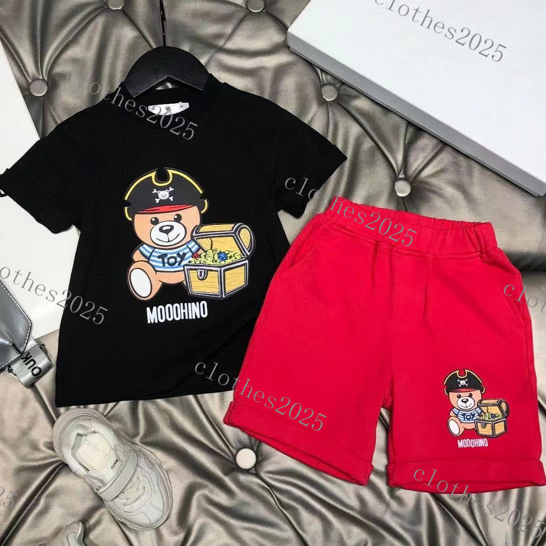 Luxury designer Clothing Sets kids T-shirt white monogrammed shortst fashion British fashion brand summer childrens treasures and girls cotton red black white, 1#
Luxury designer Clothing Sets kids T-shirt white monogrammed shortst fashion British fashion brand summer childrens treasures and girls cotton red black white, 1#
