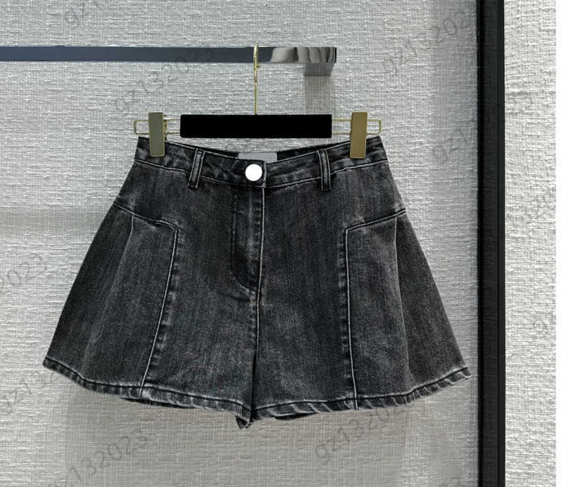 Jeans Woman Designer Striped Decoration Tall Waist Slim Denim Shorts Lotus Leaf Hem Cutting Button Fly Short Jeans Fashion Brand Spring Autumn Women Clothing 1970
Jeans Woman Designer Striped Decoration Tall Waist Slim Denim Shorts Lotus Leaf Hem Cutting Button Fly Short Jeans Fashion Brand Spring Autumn Women Clothing 1970