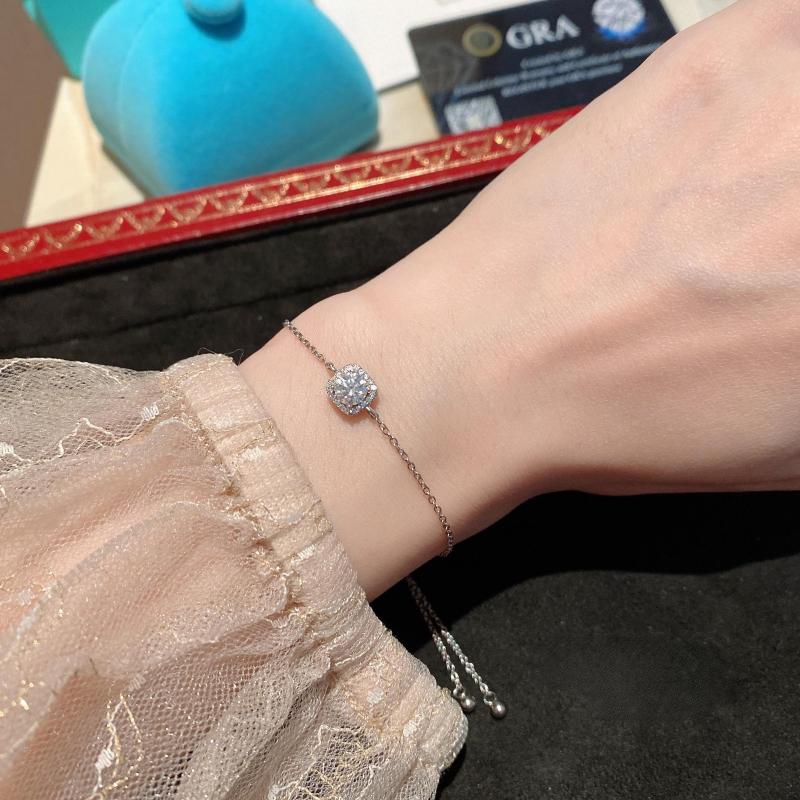 Link Bracelets Moissanite Diamond Bracelet Exquisite Fine Section 50 Points Square Ins Niche Design S925 Silver D Color
Link Bracelets Moissanite Diamond Bracelet Exquisite Fine Section 50 Points Square Ins Niche Design S925 Silver D Color