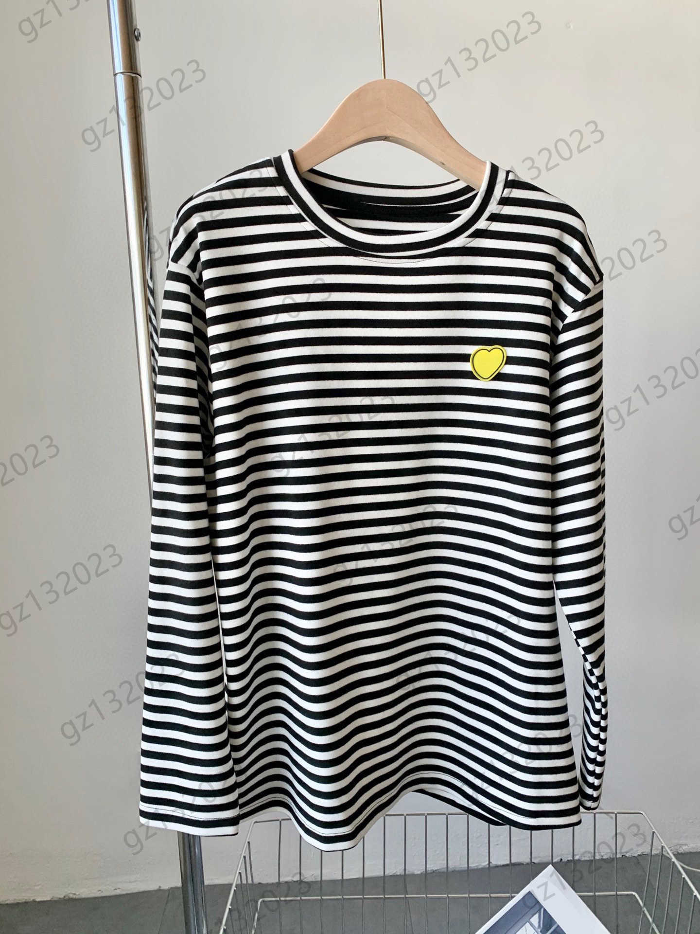 Fashion Womens T-Shirts Heart Logo Contrasting Color Stripes Decoration Pullover Shirts Round Neck Long Sleeves Joker Shirt Designer Brand Women Clothing
Fashion Womens T-Shirts Heart Logo Contrasting Color Stripes Decoration Pullover Shirts Round Neck Long Sleeves Joker Shirt Designer Brand Women Clothing