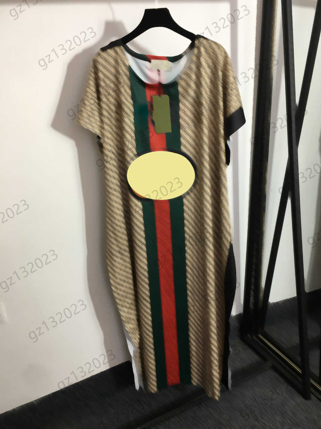 Casual Dresses Womens Designer Clothing Contrasting Color Striped Letter Print Round Neck Sleeveless Dress Side Slit Design Slim Maxiskit Women Wear 2 Colors
Casual Dresses Womens Designer Clothing Contrasting Color Striped Letter Print Round Neck Sleeveless Dress Side Slit Design Slim Maxiskit Women Wear 2 Colors
