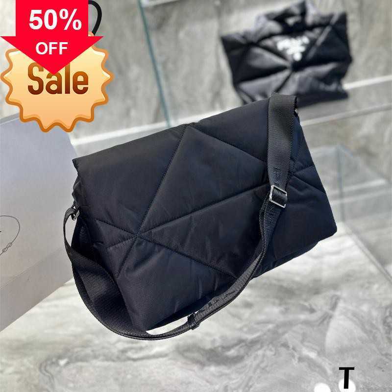 Women's Luxury Designer Shoulder Bags 2023 New High-end Nylon Messenger Fashion Large Capacity Cross-shoulder Factory Direct Sales, Black
Women's Luxury Designer Shoulder Bags 2023 New High-end Nylon Messenger Fashion Large Capacity Cross-shoulder Factory Direct Sales, Black