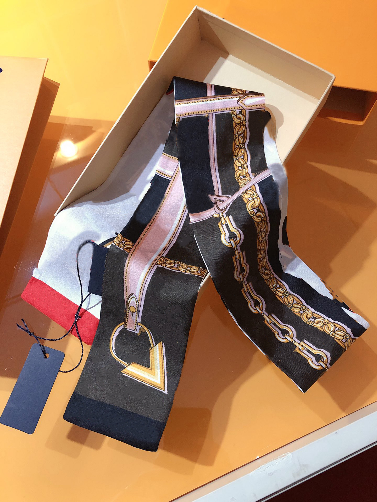 Top women's silk scarf designer 21 headscarves alphabet print all-match headband Handbag decoration 8x120cm
Top women's silk scarf designer 21 headscarves alphabet print all-match headband Handbag decoration 8x120cm