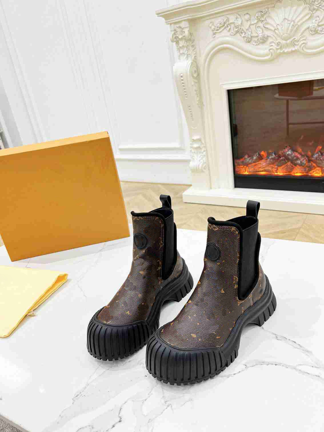 Ruby Flat Ankle Boots Women Luxury Design Platform Chunky Boot Rubber Sole Fashion Booties Bicolor Laces Lady Outdoor Matte Calfskin Chelsea Shoes, 2#
Ruby Flat Ankle Boots Women Luxury Design Platform Chunky Boot Rubber Sole Fashion Booties Bicolor Laces Lady Outdoor Matte Calfskin Chelsea Shoes, 2#