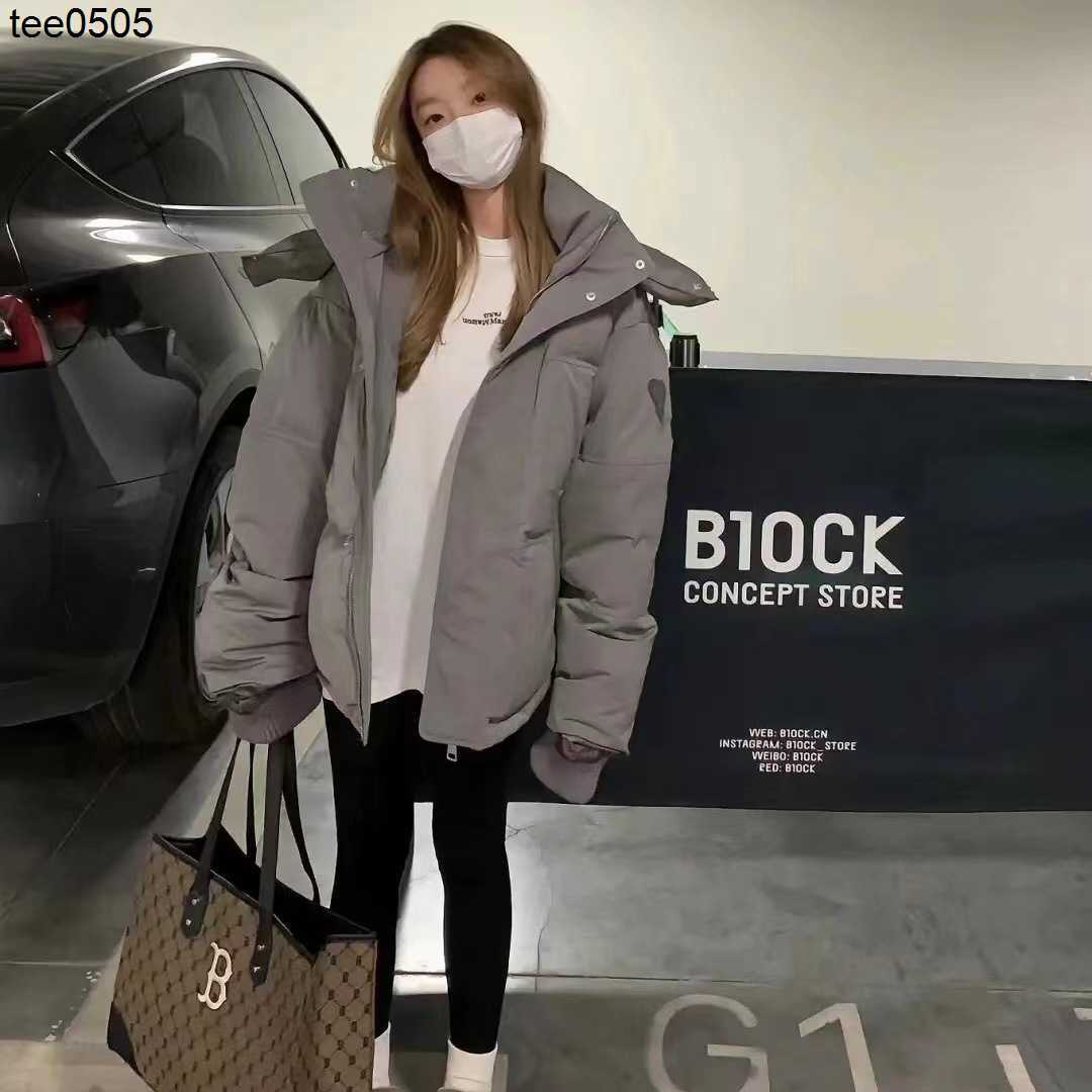 2022 new fashion brand A family letter solid color pressure glue love small label arc bottom hem hooded couple' down jacket, White
2022 new fashion brand A family letter solid color pressure glue love small label arc bottom hem hooded couple' down jacket, White