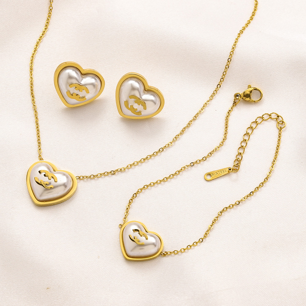 18k Gold Plated Pendant Necklaces Luxury Brand Designers Pearl Couple Circle Fashion Women Stainless Steel Necklaces Wedding Party Jewellery Gift
18k Gold Plated Pendant Necklaces Luxury Brand Designers Pearl Couple Circle Fashion Women Stainless Steel Necklaces Wedding Party Jewellery Gift