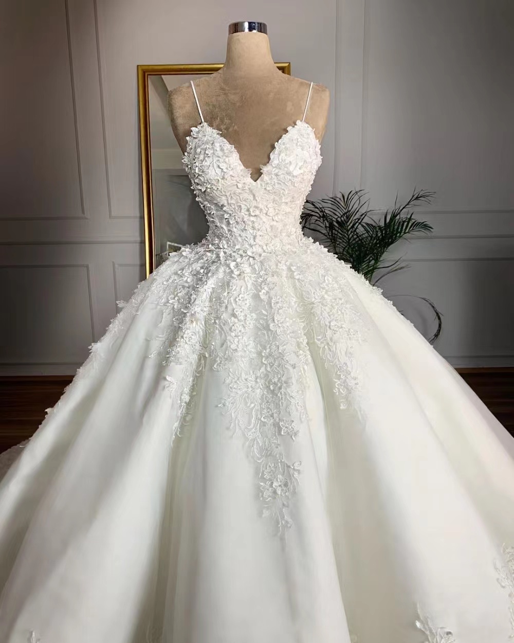 Gorgeous Sleeveless V-Neck Lace Appliques A-Line Wedding Dress Tulle Online Beading Sash flower appliques Vestido De Noiva