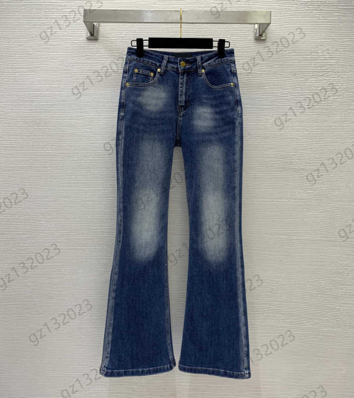 Jeans Woman Designer Behind Custom Letter Logo Embroidery Slim Denim Trousers Midweight Button Fly Light Flared Jeans Spring Autumn Brand Women Clothing 1970
Jeans Woman Designer Behind Custom Letter Logo Embroidery Slim Denim Trousers Midweight Button Fly Light Flared Jeans Spring Autumn Brand Women Clothing 1970