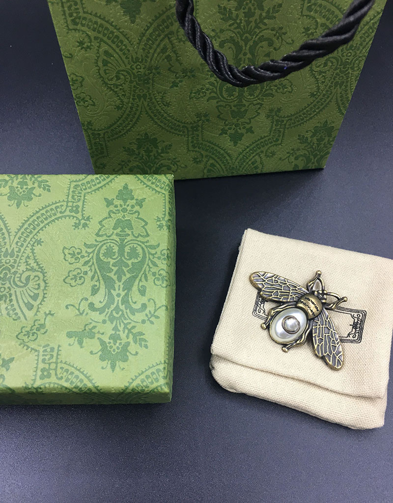 Luxury Designer Letter Brooches Fashion Brand Bees Brooch Pin Men Women Suit Coat Jewelry
Luxury Designer Letter Brooches Fashion Brand Bees Brooch Pin Men Women Suit Coat Jewelry