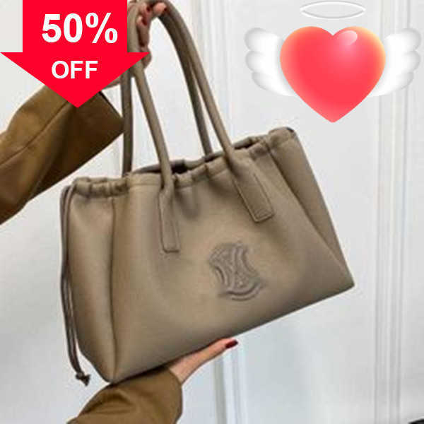 Designer Bags 2023 Autumn New Triumph Arch Tote Bag Shoulder Lizhi Pattern Shopping Women's Handbag Factory Direct Sale Luxury Handbags, Black1
Designer Bags 2023 Autumn New Triumph Arch Tote Bag Shoulder Lizhi Pattern Shopping Women's Handbag Factory Direct Sale Luxury Handbags, Black1