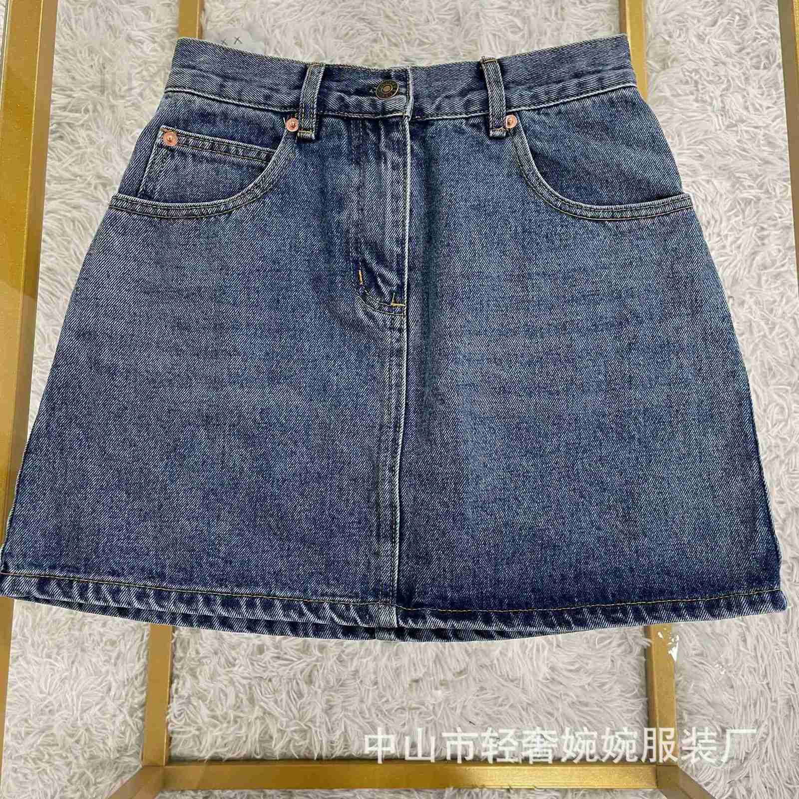 Skirts designer G 22SS Temperament Versatile Metal Saddle Enamel Buckle Blue Water Washing Denim High Waist Half Skirt Women 676W
Skirts designer G 22SS Temperament Versatile Metal Saddle Enamel Buckle Blue Water Washing Denim High Waist Half Skirt Women 676W