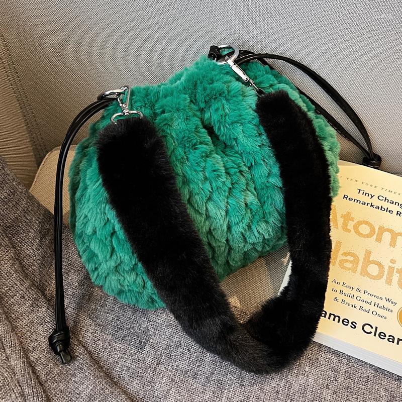 Evening Bags Brand Designer Fur Women's Shoulder Bag Fashion Simple Crossbody Hobos Handbag 2022 Trend, Green
Evening Bags Brand Designer Fur Women's Shoulder Bag Fashion Simple Crossbody Hobos Handbag 2022 Trend, Green