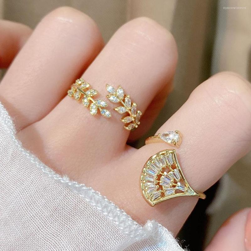 Cluster Rings CHAIRYEE Ginkgo Biloba Zircon Leaves 14k Gold Plated Open Cross CZ Ring For Women Adjustable Pave Wedding Jewelry Gift
Cluster Rings CHAIRYEE Ginkgo Biloba Zircon Leaves 14k Gold Plated Open Cross CZ Ring For Women Adjustable Pave Wedding Jewelry Gift