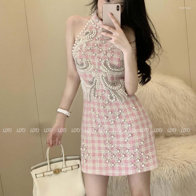 Casual Dresses High Quality Pink Plaid Halterneck Mini Backless Dress Woolen Diamond Banquet Sexy Slim 2022 Fall Winter Luxury
Casual Dresses High Quality Pink Plaid Halterneck Mini Backless Dress Woolen Diamond Banquet Sexy Slim 2022 Fall Winter Luxury