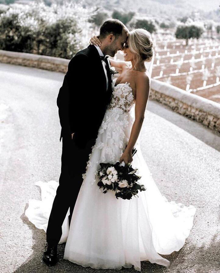 Sweetheart Neck Sweep Train A Line Wedding Dresses Bridal Gowns Tulle Sleeveless Beaded Wedding Dress With Hand Made Flowers