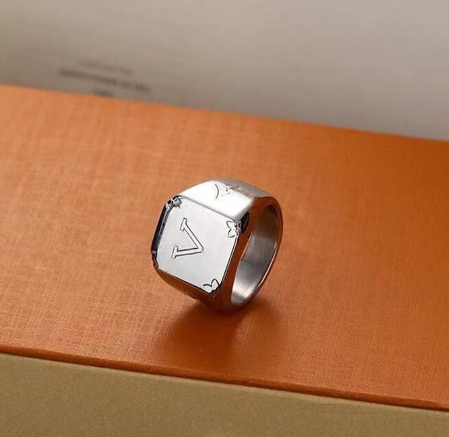 Luxury punk jewellery Top square ring classic Old flowers 18K white gold Men Women wedding ring designer Jewelry Rings Accessories with gift box
Luxury punk jewellery Top square ring classic Old flowers 18K white gold Men Women wedding ring designer Jewelry Rings Accessories with gift box