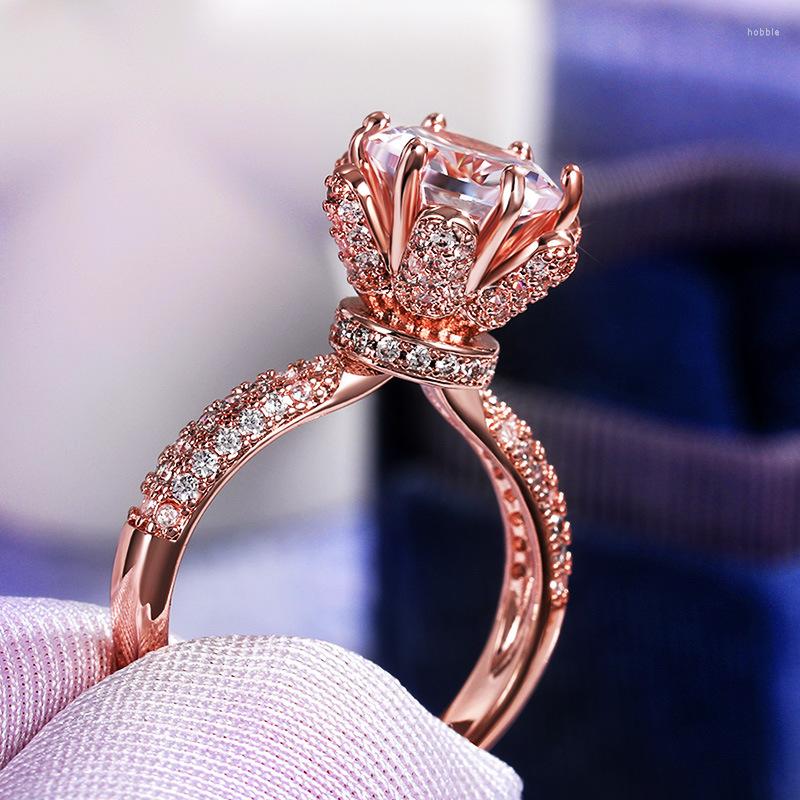 Wedding Rings Ladies Flower Imitation Dazzling Diamond Engagement Ring Copper Inlaid Zircon Trendy Jewelry For Women
Wedding Rings Ladies Flower Imitation Dazzling Diamond Engagement Ring Copper Inlaid Zircon Trendy Jewelry For Women