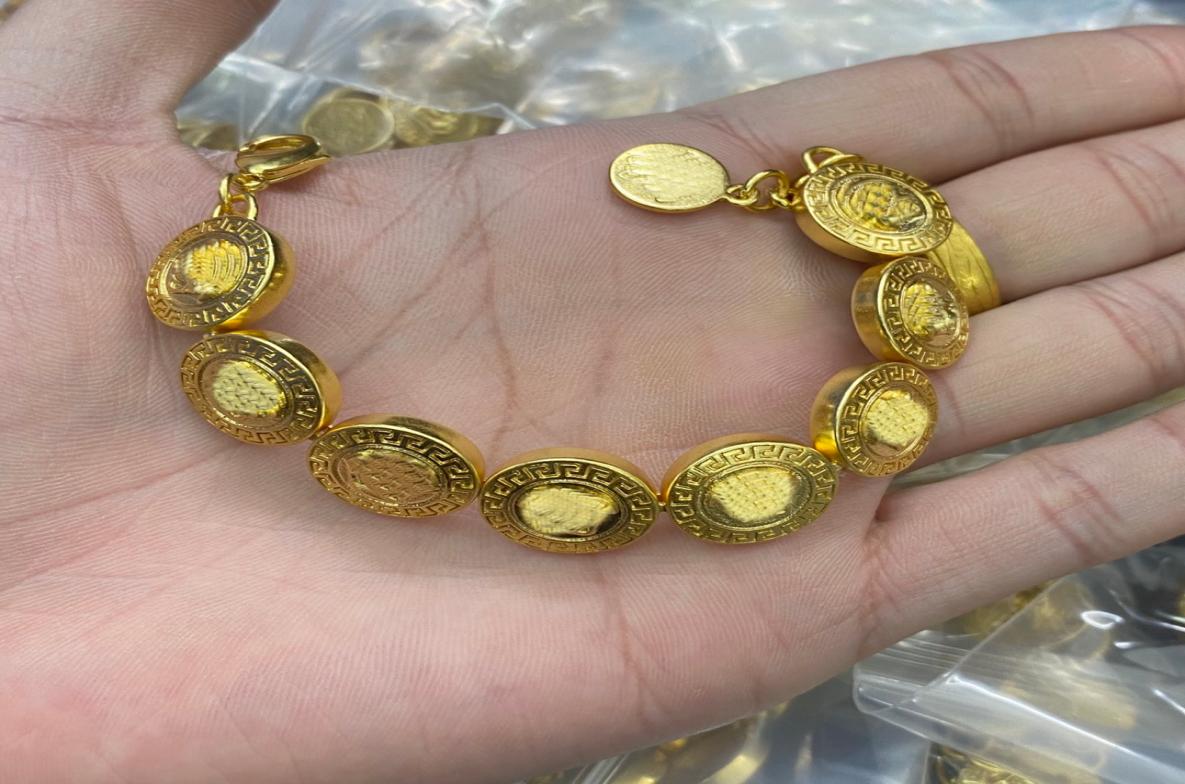 Luxurious Jewelry Designed Link Chain Bracelets Banshee Greece Meander Pattern Medusa Head Portrait 18K Gold Plated Womens Medusas8299309
Luxurious Jewelry Designed Link Chain Bracelets Banshee Greece Meander Pattern Medusa Head Portrait 18K Gold Plated Womens Medusas8299309