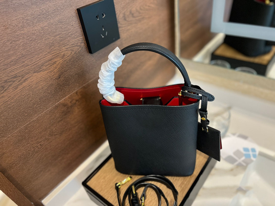 Leisure bucket bag luxury designer handbag shoulder bag worn wallet shopping original leather large capacity 4 kinds of color, Beige
Leisure bucket bag luxury designer handbag shoulder bag worn wallet shopping original leather large capacity 4 kinds of color, Beige