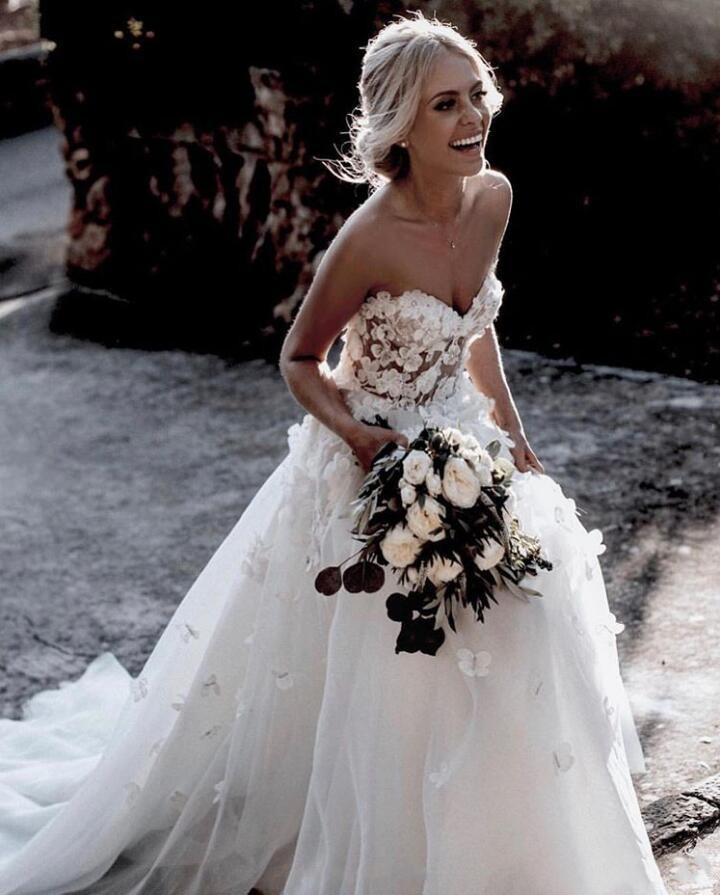 Sweetheart Neck Sweep Train A Line Wedding Dresses Bridal Gowns Tulle Sleeveless Beaded Wedding Dress With Hand Made Flowers