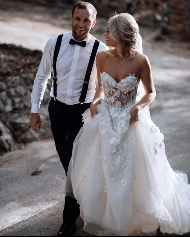 Sweetheart Neck Sweep Train A Line Wedding Dresses Bridal Gowns Tulle Sleeveless Beaded Wedding Dress With Hand Made Flowers
