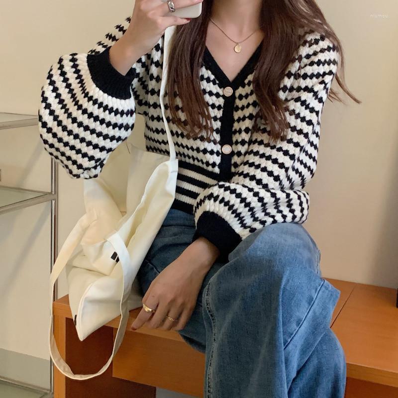 Women' Knits Women 2022 Spring Autumn Striped Print Cardigan Coats Female V-Neck Knit Jackets Ladies Casual Loose Sweater Overcoats T418, White
Women' Knits Women 2022 Spring Autumn Striped Print Cardigan Coats Female V-Neck Knit Jackets Ladies Casual Loose Sweater Overcoats T418, White