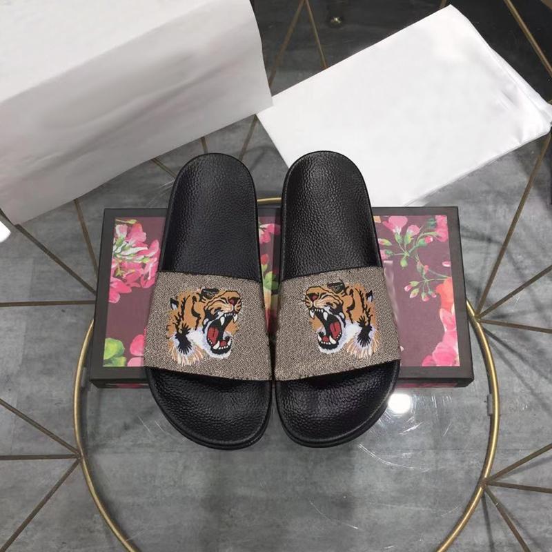 New fashion slippers Luxury designer sandals Flat rubber beach shoes Outdoor anti-skid indoor letters Rubber word jelly men and women lovers