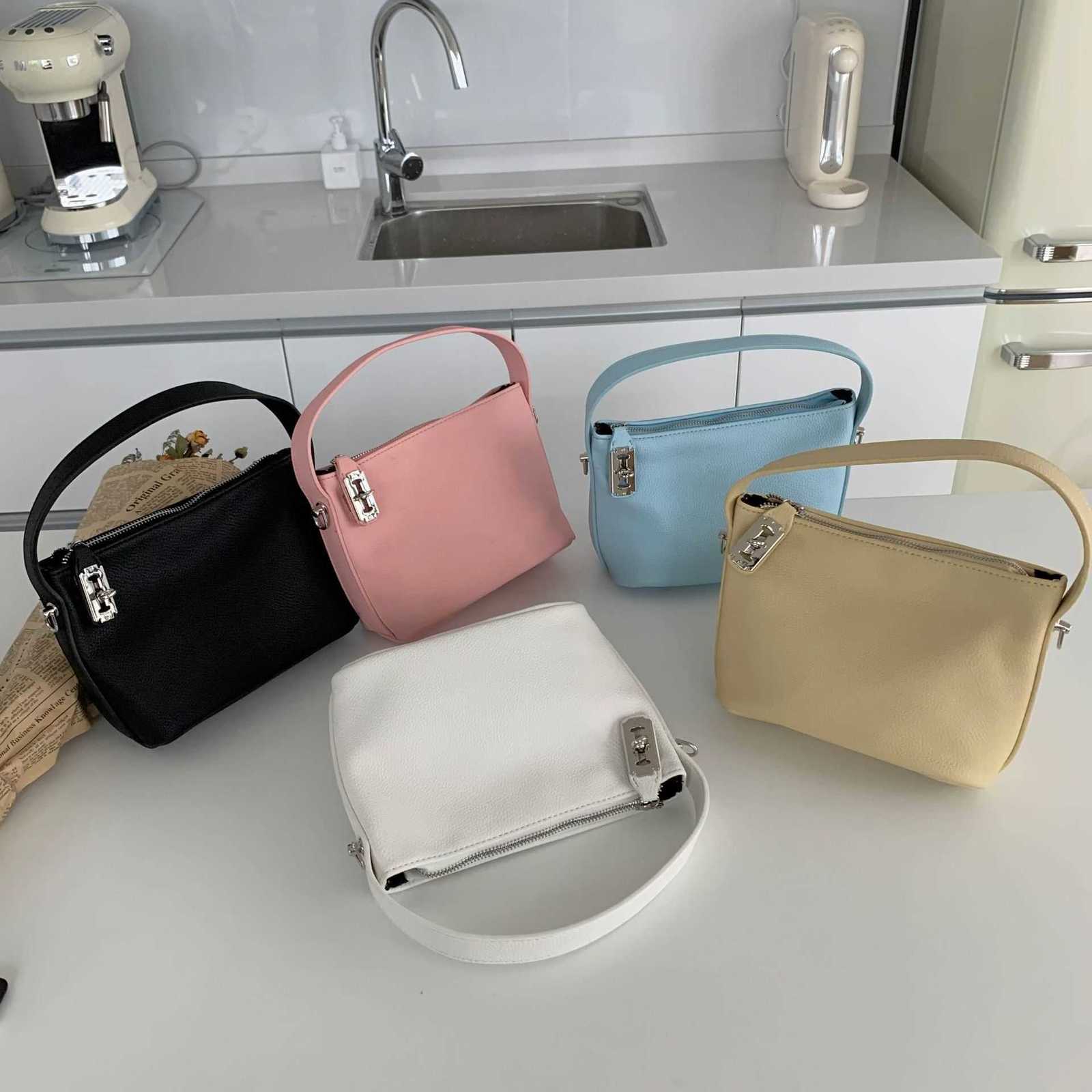 Minority versatile armpit bag female Mini messenger pillow minority design ins Korean 2022 new trend, Black8
Minority versatile armpit bag female Mini messenger pillow minority design ins Korean 2022 new trend, Black8