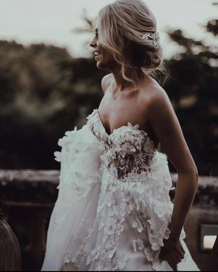 Sweetheart Neck Sweep Train A Line Wedding Dresses Bridal Gowns Tulle Sleeveless Beaded Wedding Dress With Hand Made Flowers