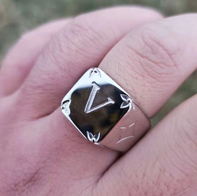 Luxury Jewelry Mens ring classic Old flowers 18K white gold square ring Men Women wedding ring top designer Jewellery Rings with gift box
Luxury Jewelry Mens ring classic Old flowers 18K white gold square ring Men Women wedding ring top designer Jewellery Rings with gift box