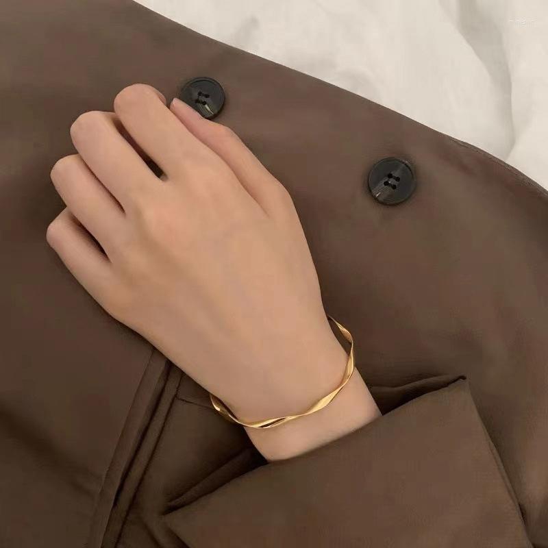 Bangle Classic Premium Retro Style Twisted Twist Metal Bracelet For Women Trend Girls Unusual Jewelry Gift Accessories
Bangle Classic Premium Retro Style Twisted Twist Metal Bracelet For Women Trend Girls Unusual Jewelry Gift Accessories