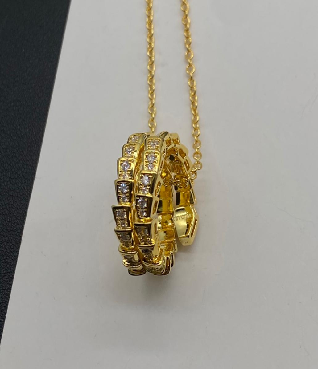 Luxurys Desingers Necklace Silver Snake Plated Light Bone Full Diamond Pattern fashion 3 Colour Necklaces Couple nice good6220945
Luxurys Desingers Necklace Silver Snake Plated Light Bone Full Diamond Pattern fashion 3 Colour Necklaces Couple nice good6220945